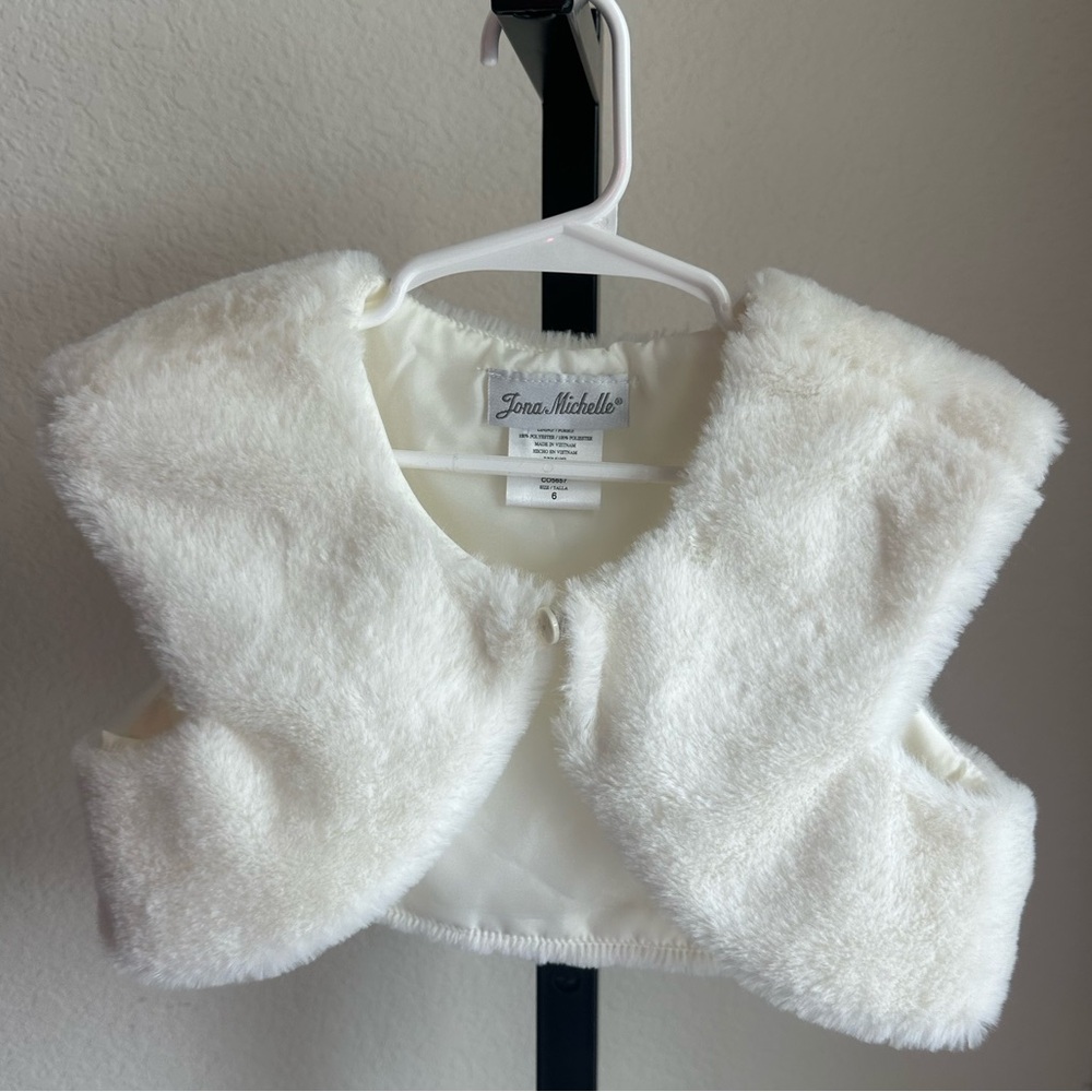 Jona Michelle- Sleeveless cropped white faux fur vest for girls- size 6